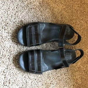 Orthopedic sandals with removable insole